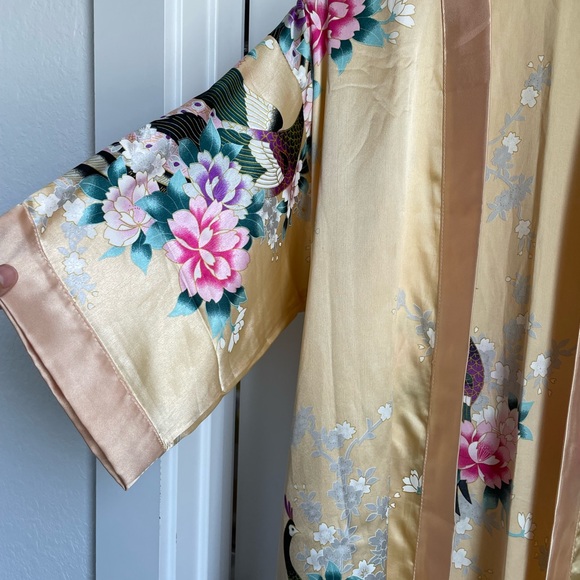 CREAM-COLORED SILK ROBE FROM VIETNAM - Picture 7 of 10